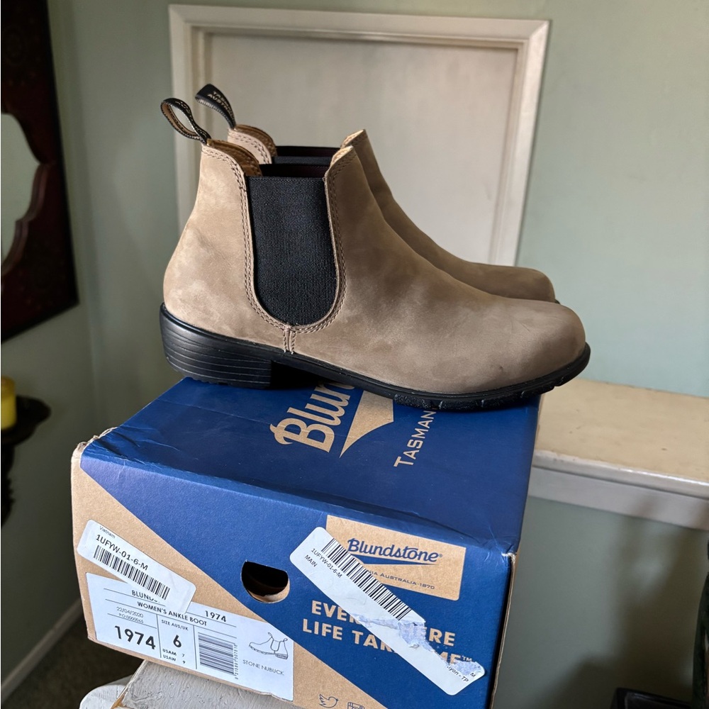 Blundstone 1974 stone nubuck Chelsea Boots